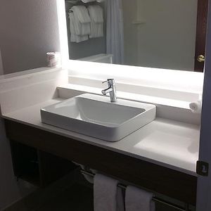 Zimmer mit Kingsize-Bett für Gäste mit Behinderungen